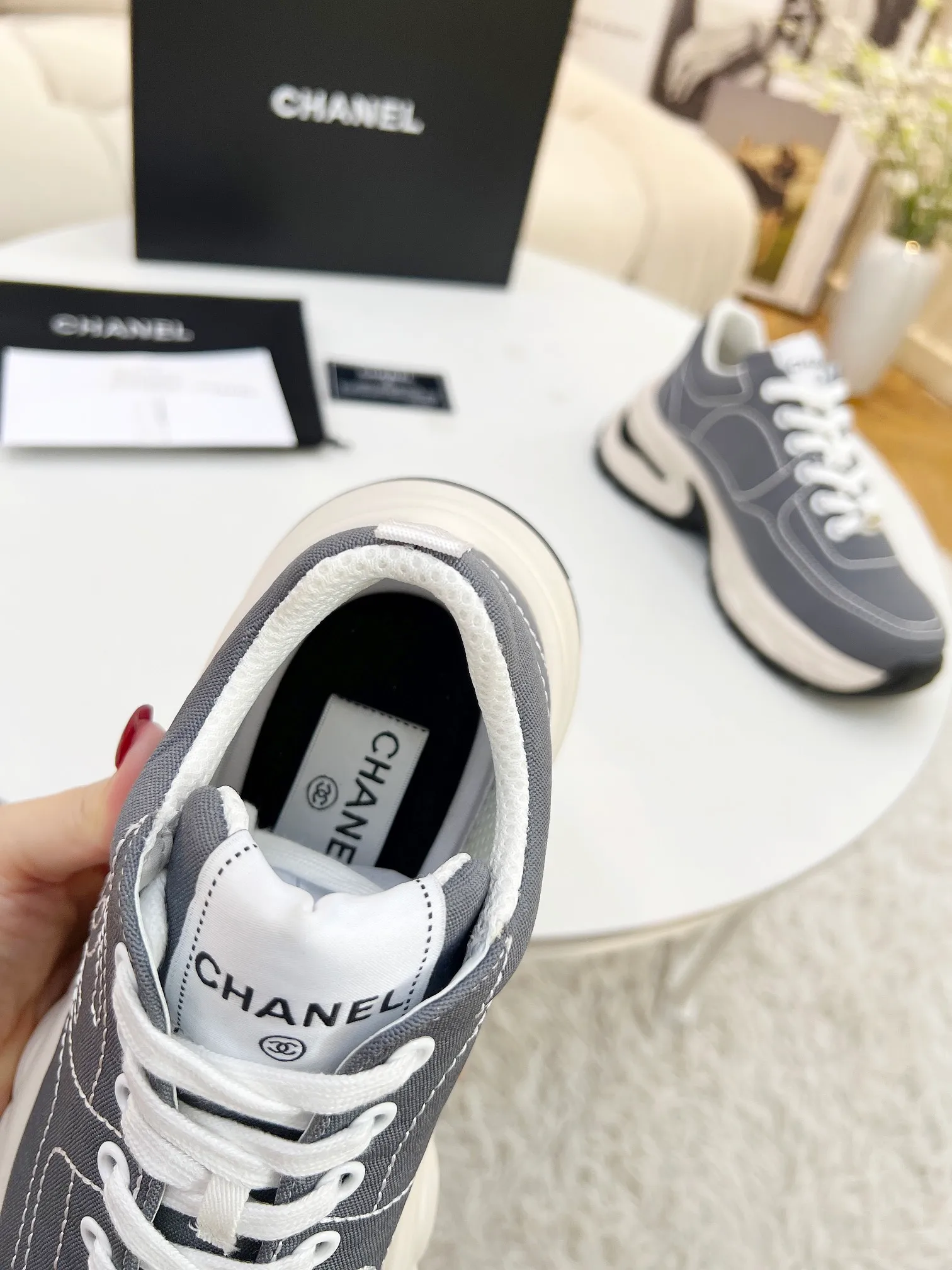 👟👟Ex-factory price 500👟👟 Cloth CHANEL 25C new casual shoes for early spring vacation. A pair of comfortable shoes can reduce the fatigue on your feet. The new style is very versatile, whether it is daily wear or a sister party. It can be easily used for commuting in the workplace, outdoor sports and various occasions. It can increase the height, straighten the legs, modify the shape of the feet, is comfortable and comfortable without rubbing the feet, and has good breathability. It can also be worn in summer. Office workers can also easily own it when wearing it. The fabric is pebbled cowhide + plaid pad to show off sheepskin. The original open-molded rubber foam outsole! size: 35-40 (41 customized, non-refundable and non-exchangeable)